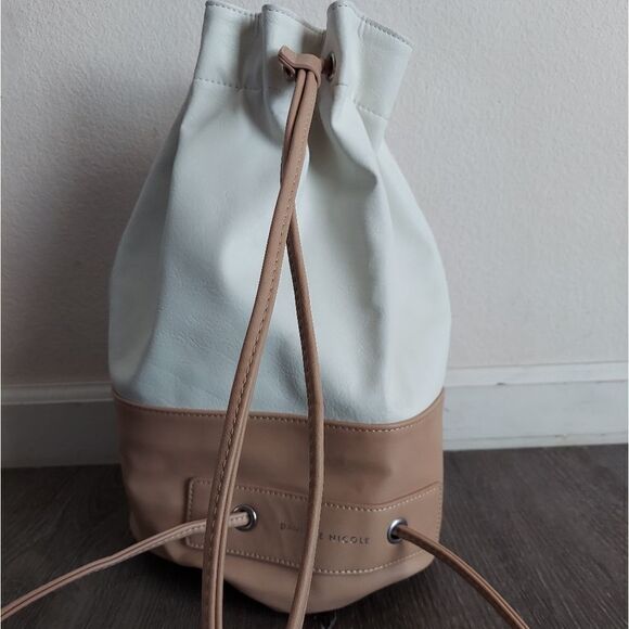 Danielle Nicole Bucket Backpack Cinch Bag in White and Tan - Picture 3 of 7